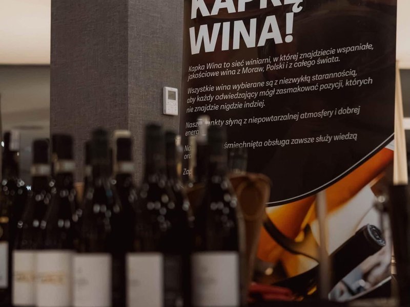Goście Zjazdu MiŚOT przy stoisku Kapka Wina — degustacja win czeskich i słowackich