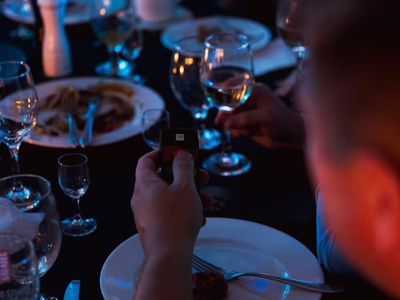 Uczestnicy Zjazdu MiŚOT rozmawiają przy kieliszku wina w Hotelu Crystal Mountain