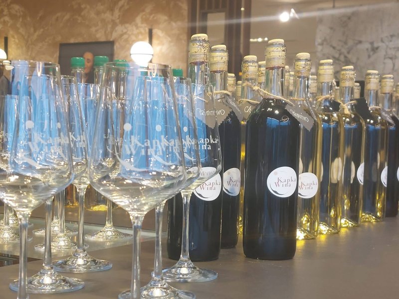 Goście eventu Kler degustują wina Kapka Wina w salonie designu