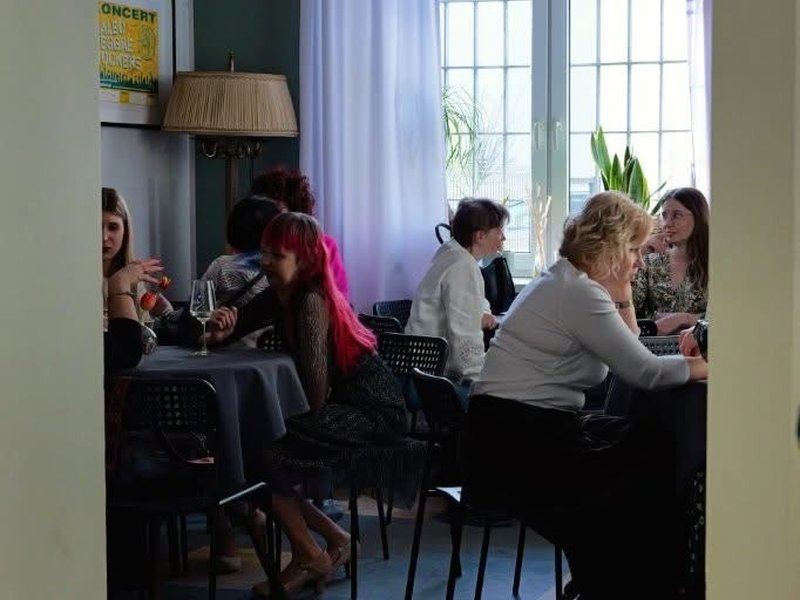 Kobieca strefa foto — goście pozują w eleganckich stylizacjach
