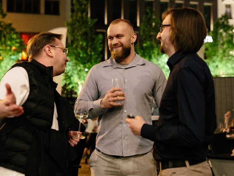 Doradca Kapka Wina prezentuje wina klientom katowickiego salonu