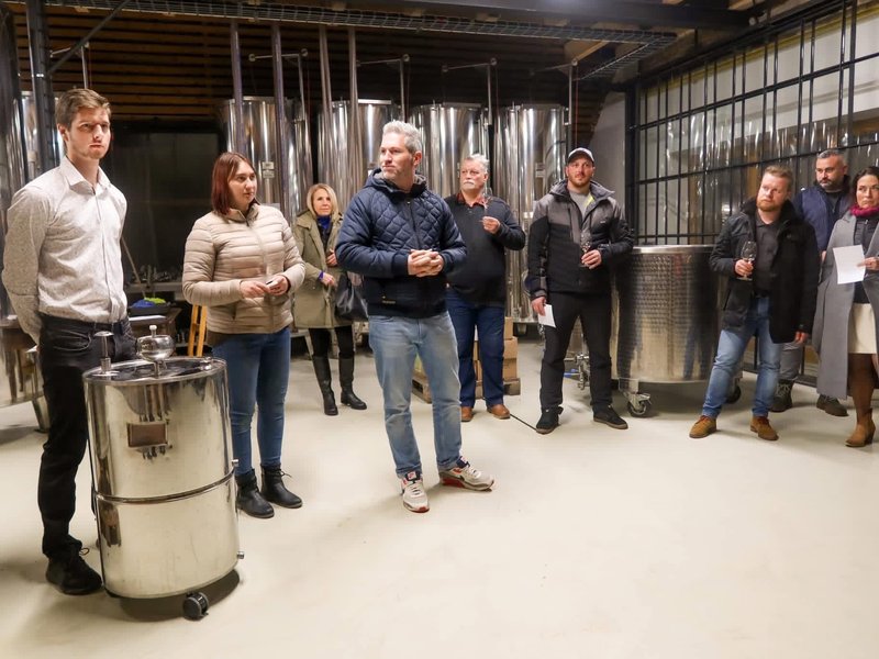 Tradycyjne kadzie fermentacyjne w Winiarni ARONN — pierwsza fermentacja moszczu