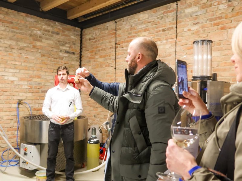 Butelki musujących win Aronn z drugą fermentacją w butelce
