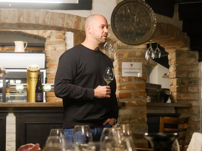 Kieliszki win musujących przygotowane do degustacji ARONN