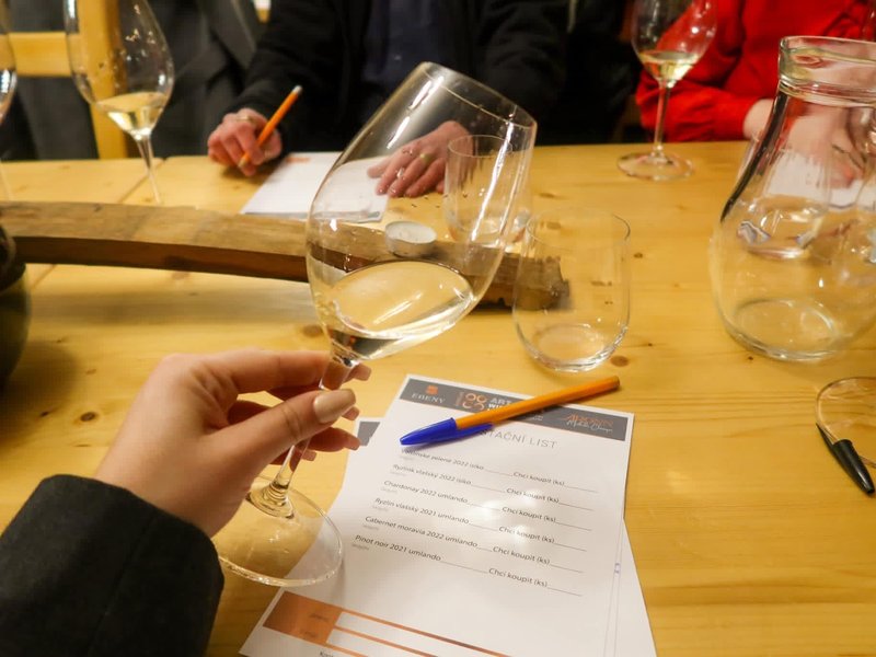 Piwnica winiarska Kurdějov — gdzie dojrzewa szampanizowane wino Aronn