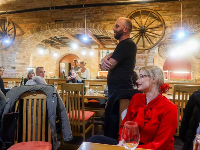 Zakończenie integracji — toast zespołu w świetle świec w piwnicy Kurdějov