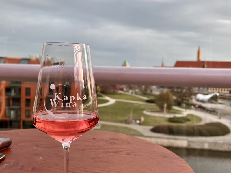 Kieliszki win z Moraw i Słowacji czekają na degustujących gości Fety